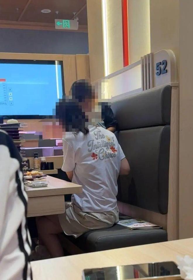 图片报:凯恩中场休息换了件球衣,却忘了重新戴上队长袖标