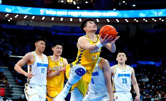 记者：马克西招募詹姆斯加盟76人时反复多次致电游说