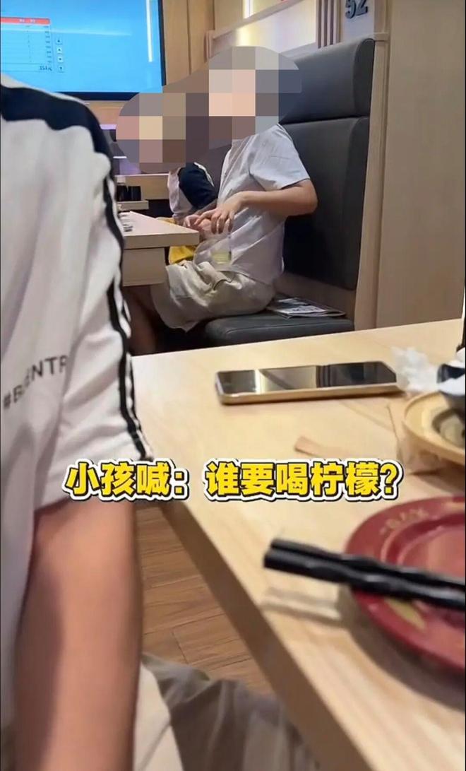 图片报:凯恩中场休息换了件球衣,却忘了重新戴上队长袖标